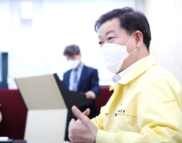 박승원 광명시장은 11일 “클럽과 유흥시설 합동점검뿐만 아니라 광명시형 10대 방역 수칙을 정하고, 학교 개학 안전 TF를 꾸려야 한다”고 밝혔다.  (사진제공=광명시청)