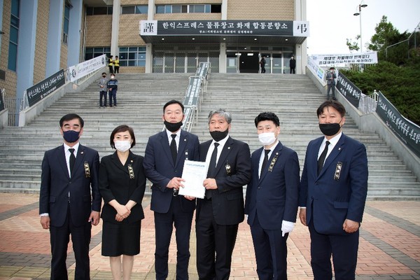 지난 8일 경기도의회 송한준 의장, 김원기·안혜영 부의장, 염종현 대표의원을 비롯한 많은 도의원들이 이천 물류창고 화재사고 합동분향소 조문을 위해 이천 서희청소년문화센터 체육관을 방문했다. (사진제공=경기도의회)