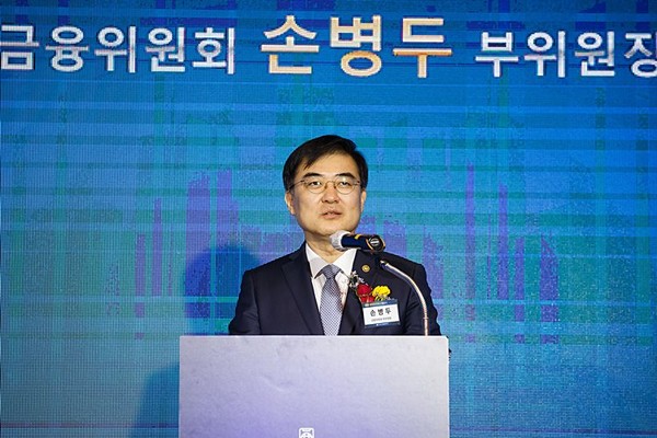 12일 손병두 금융위원회 부위원장은 서울 명동 은행회관에서 금융리스크 대응반 회의를 주재하며 “이른 시일 내에 소상공인이 기존 거래은행을 이용해 손쉽게 자금을 받을 수 있도록 참여를 희망하는 전체 지방은행으로 프로그램을 확대할 것”이라고 밝혔다.(사진=금융위)