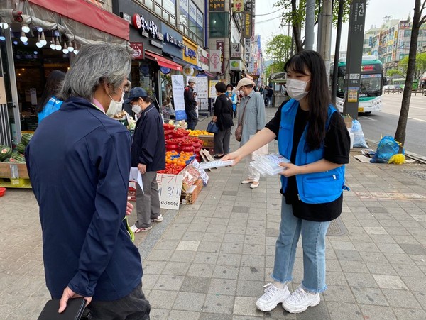 계양구자원봉사센터가 지난 6일 수요일부터 8일 금요일까지 3일 동안 코로나19 장기화로 인해 사회ㆍ경제적으로 힘든 계양구 주민들에게 따뜻한 인사와 함께 이겨내자는 희망을 전달하고자 총 2,750개의 응원키트 나눔활동을 진행했다. (사진제공=계양구청)