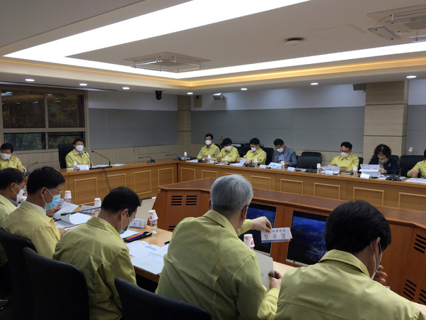 과천시는 12일 시청 상황실에서 ‘2030 경관계획 재수립 용역’ 2차 중간보고회를 열었다. (사진제공=과천시청)