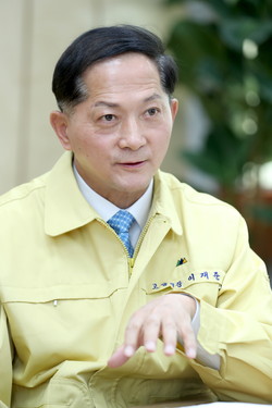 최근 입주민의 갑질로 극단적 선택을 한 강북구 아파트 경비원 사태와 관련, 이재준 고양시장은 경비업 종사자들의 최소한의 인권과 복지를 법으로 보장하는 ‘경비원 인권지원 조례’를 제정하겠다고 12일 밝혔다. (사진제공=고양시청)
