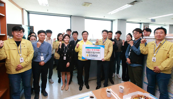 남동구는 지난 12일 코로나 19 위기에 적극행정으로 대응하고 협업 문화 조성에 기여한 2개 부서를 우수부서로 선정해 격려했다. (사진제공=남동구청)
