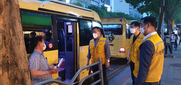 성남시는 본격적인 등교를 앞두고 방역 사각지대로 판단되는 관외등록 학원 전세버스 500여대에 13일부터 손소독제 등 방역용품을 지급한다. (사진제공=성남시청)