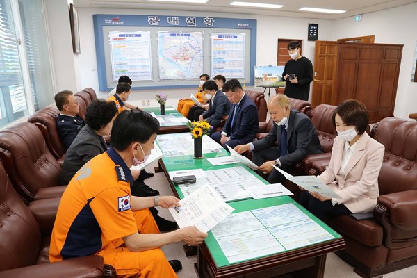 지난 12일 제21대 국회의원 홍정민(고양병), 이용우(고양정) 당선인과 최승원 도의원, 조현숙 시의원이 일산소방서를 방문해 직원들을 격려했다. (사진제공=일산소방서)