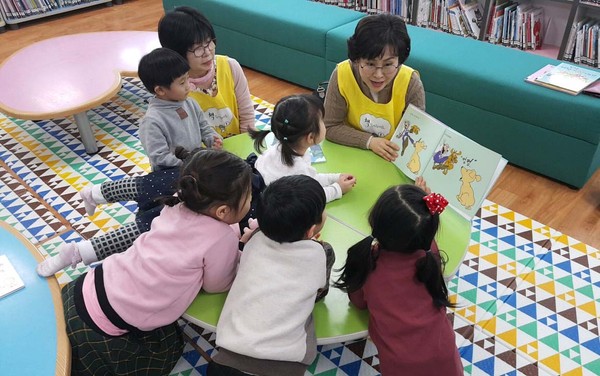 인천송림도서관 책 읽어주기 자원활동가. (사진제공=동구청)