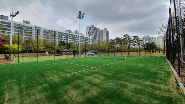 평촌공원 배드민턴장, 족구장. (사진제공=안양시청)