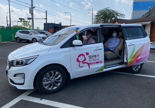 파주시는 임산부가 보다 편안하고, 안전하게 병원에 통원할 수 있도록 임산부 전용차량 2대를 마련, 운행 중이다. (사진제공=파주시청)
