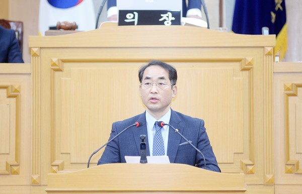 더불어민주당 소속 자치행정위원장인 최유각 의원(문산·법원·적성·파평·군내·진동)이 5분 자유발언을 통해 자신이 마련한 ‘긴급생활안정지원 조례 일부개정조례안’을 설명하고 있는 모습. (사진=중앙신문DB)