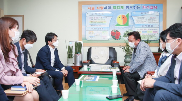 서구청장이 지난 14일 인천가석초등학교와 인천건지초등학교 두 곳을 잇따라 방문하며 지역교육 발전과 현안 해결을 위한 소통 행보를 펼쳤다. (사진제공=서구청)