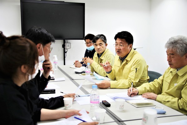 엄태준 이천시장이 한익스프레스 현장시장실에서 유가족들의 건의사항을 청취하고 있다.