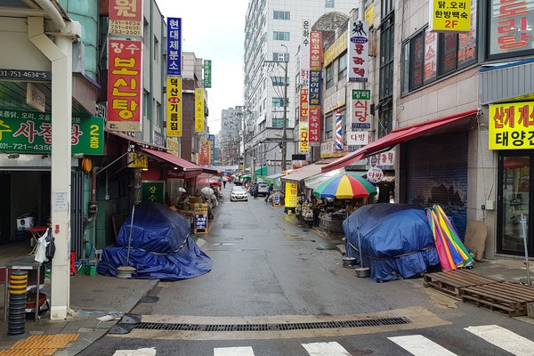 재난기본소득 시행 후 제기된 '카드 수수료 부과' 문제에 대해 시장 상인들은 "어쩔 수 없다"는 반응을 보였다. 사진은 경기도의 한 전통시장 모습. (사진=장민호 기자)