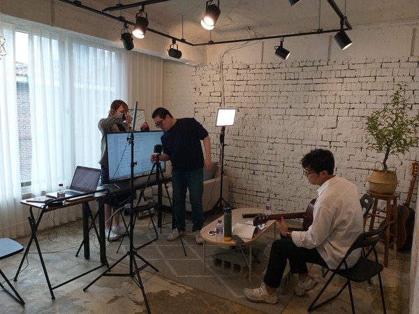 오산시는 코로나19로 인한 온라인 수업을 위해 토론교육을 비롯한 학생1인1악기 통기타, 학생1인1체육 줄넘기 사업 등 적극적인 대응책을 마련하고 추진하고 있다. (사진제공=오산시청)