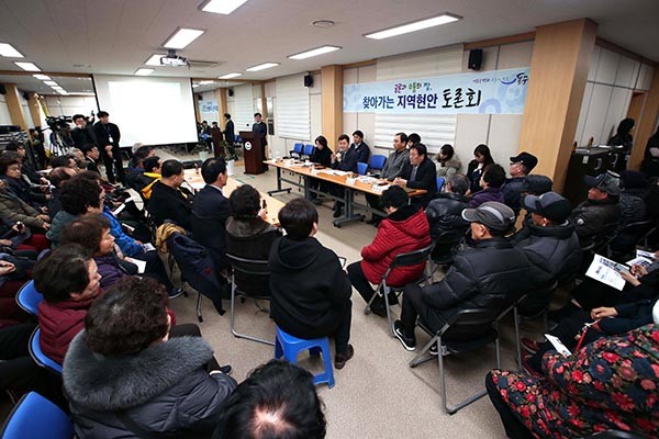 허인환 인천 동구청장이 ‘찾아가는 지역현안 토론회’에서 주민들과 대화를 나누고 있다. (사진제공=동구청)
