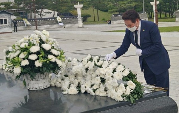 최대호 안양시장이 광주 5.18묘역을 방문했다. (사진제공=안양시청)