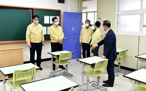 박남춘 인천시장이 19일 남동구 인천논현고등학교를 방문해 등교수업 대비 준비상황을 점검하고 있다. (사진제공=인천시청)