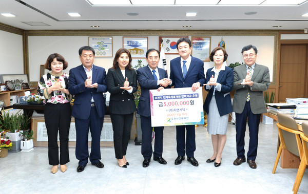 지앤시텍 김기홍 대표가 포천시교육재단에 500만 원의 장학 기금을 기탁했다. (사진제공=포천시청)