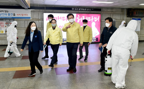 박남춘 인천시장이 부평역 방역체계 현장을 점검하고 있다. (사진제공=인천시청)