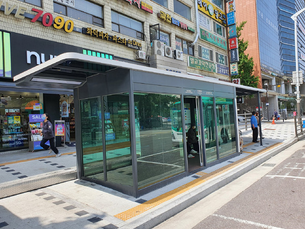 과천시는 지역 중앙로 ‘KT과천지사’ 상 하행 버스정류장에 스마트 클린 버스정류장을 설치했다. (사진제공=과천시청)