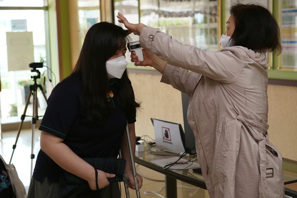 학생들이 교실에 들어가기 전 열감지 카메라와 체온계를 이용한 체온 측정을 하고 있다. (사진=장민호 기자)