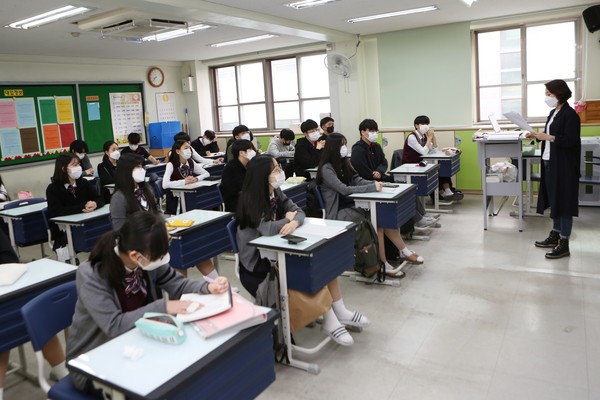 학생들은 수업시간에도 마스크를 착용해야 한다. 마스크는 식사 시간과 같이 불가피한 경우에만 벗을 수 있다. (사진=장민호 기자)