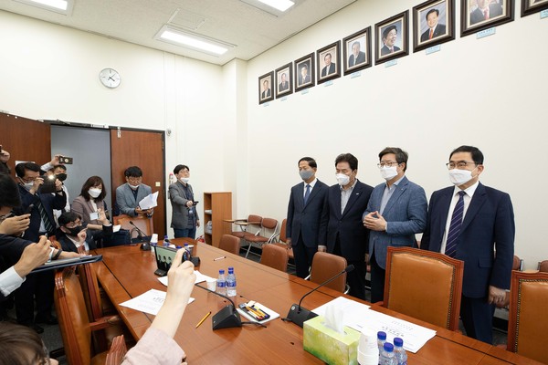 염태영 시장(오른쪽 2번째)이 ‘지방자치법 전부개정안’의 국회 통과가 무산된 후 행안위 법안소위 회의장에서 입장을 표명하고 있다. (사진제공=수원시청)