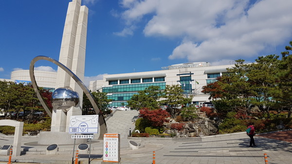 화성시가 오는 18일부터 27일까지 코로나19 피해 ‘제4차 소상공인 긴급 생계비 지원’신청을 받는다. 사진은 화성시청 전경 (사진=중앙신문 DB)