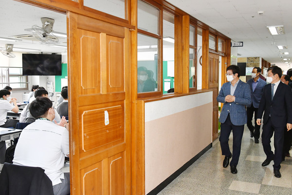 염태영 수원시장이 20일 오전 수원 고색고등학교를 찾아 이날 개학한 고3 학생들을 격려하고, 방역 체계를 점검했다. (사진제공=수원시청)