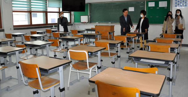 경기도의회 제1교육위원회 황진희 부위원장은 부천고등학교를 찾아 등교 개학 준비 상황 등을 직접 점검했다. (사진제공=경기도의회)
