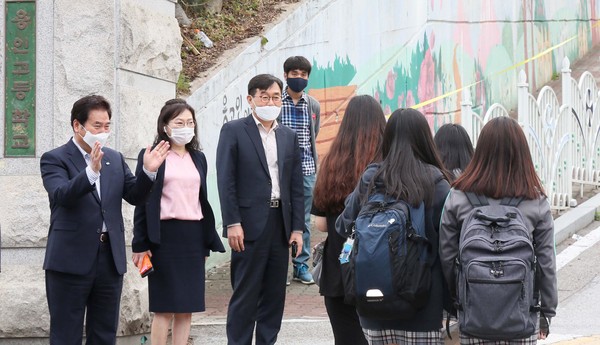 용인시는 백군기 시장이 고교 3학년 등교에 맞춰 처인구 역북동 용인고등학교를 방문, 등교하는 학생들을 격려하고 방역상황을 점검했다고 밝혔다. (사진제공=용인시청)
