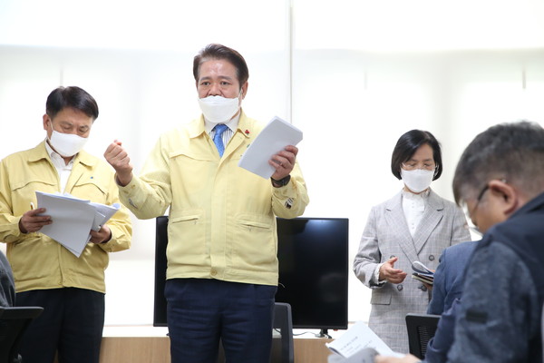 최대호 안양시장이  21일 송고실을 방문한 자리에서  4개월째 계속되는 코로나19사태는 삶 자체 근간을 흔드는 사건이지만 시민을 비롯한 각계의 성원덕분에 잘 대처하고 있다고 감사의 말을 전했다. (사진제공=안양시청)