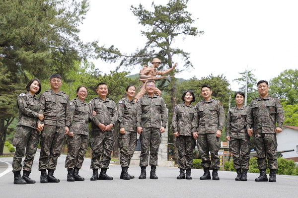 육군 6군단은 부부의 날을 맞아 군단 내 부부가 함께 근무하고 있는 군인을 대상으로 격려 행사를 가졌다. (사진제공=육군6군단)