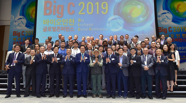 인천 송도컨벤시아에서 열린 ‘2019 바이오 인천 글로벌 콘퍼런스’에서 인천시·코트라·한국의약품수출입협회 등 주최 기관 관계자를 비롯한 참석자들이 기념촬영을 하고 있다. (사진제공=인천시청)
