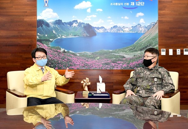 파주시가 ‘제217회 파주시의회 제2차 본회의’에서 군부대 주변지역 주민들의 불편 해소를 위해 10억 9600만 원의 예산을 배정 받아 도로환경 개선사업과 구거정비 등의 사업에 착수키로 했다. 사진은 1군단 관계자와 대화를 나누고 있는 최종환 시장. (사진제공=파주시청)
