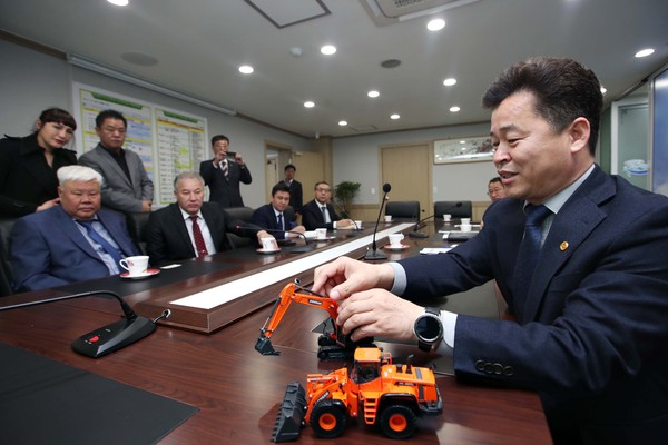 허인환 동구청장이 2019년 4월 우즈베키스탄 양기율市 대표단 동구 방문시 우즈벡 기업인들과 만나 기업유치 활동을 하고 있다.  (사진제공=동구청)