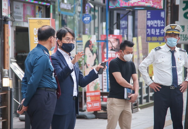 이재현 서구청장이 지난 20일 서연식 서부경찰서장과 함께 교통 관련 현장을 직접 확인하고 해결책을 찾는 ‘현장 행정’에 나섰다. (사진제공=서구청)