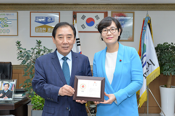 2019년 경기북부 사랑의열매 이웃돕기 협력사업 우수시군 감사패 전달식에서 박윤국 포천시장(왼쪽), 강주현 경기북부 사랑의열매 본부장이 기념촬영을 하고 있다. (사진제공=포천시청)