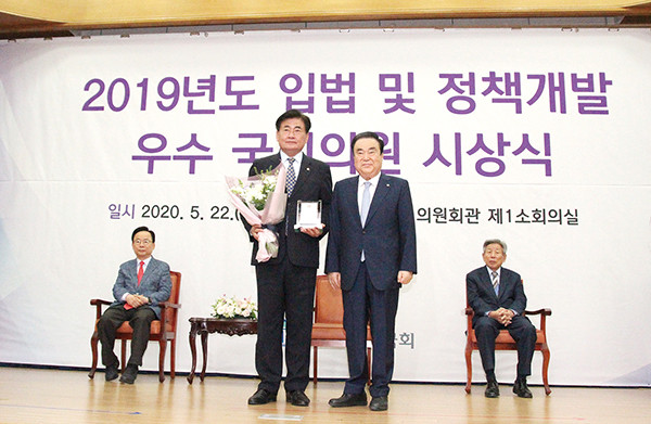 더불어민주당 소병훈 의원(왼쪽)이 지난 22일 ‘2019 입법 및 정책개발 우수 국회의원상’을 수상했다. (사진제공=소병훈의원실)