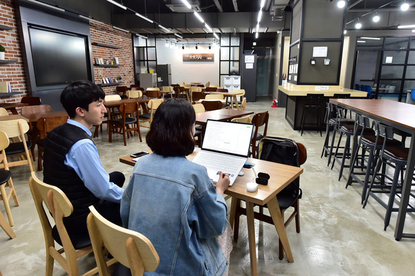부평구가 운영하는 청년공간 ‘유유기지 부평’이 청년모임 지원 사업에 선정된 13개 팀의 오리엔테이션을 마치고 26일부터 본격적인 활동에 나선다.  (사진제공=부평구청)