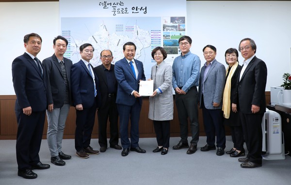 안성시는 안성시 공약이행평가단이 지난 20일, 최종의견서를 김보라 안성시장에게 전달했다. (사진제공=안성시청)