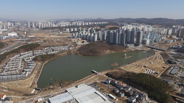 화성시는 응급상황 시 긴급구조를 돕고 시민들의 편의를 높이고자 경기도에서 처음으로 호수공원 내 도로명 주소 부여 사업에 나섰다. 사진은 동탄호수 전경. (사진제공=화성시청)