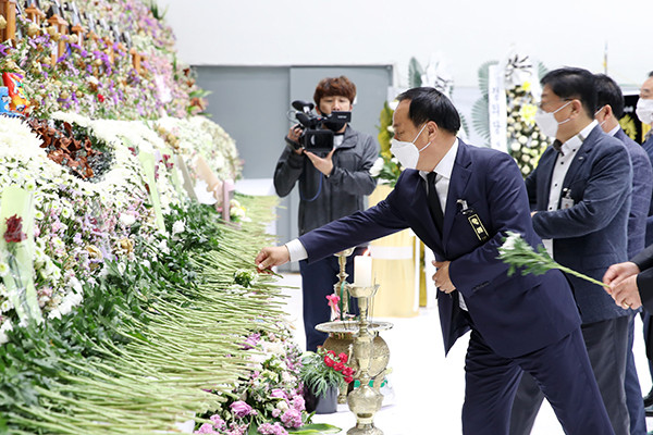 정동균 양평군수와 국·소장, 부서장 등 간부 공무원 30여 명은 이천시 물류창고 화재 희생자 합동분향소를 찾아 조문하고 성금을 전달했다. (사진제공=양평시청)