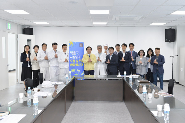 박윤국 포천시장은 시 관내 기업‘오뗄’사를 방문해 기업애로 청취·생산라인 견학을 가졌다. (사진제공=포천시청)