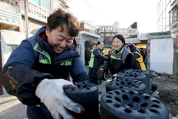 수원도시공사 연탄배달 봉사. (사진제공=수원도시공사)