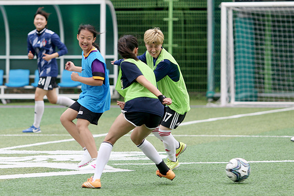 수원도시공사 여자축구단 일일체육교사 봉사. (사진제공=수원도시공사)