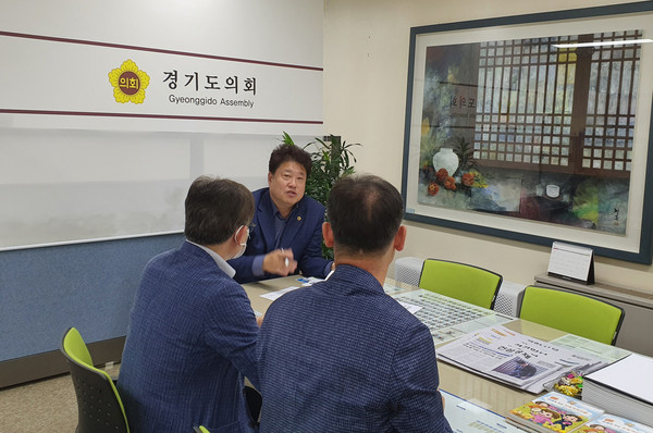 최갑철 의원은 지난 22일 경기도의회 부천상담소에서 부천시 대중교통과 관계자와 함께 ‘경기도 친환경 전기버스 보급 확대 방안’을 논의했다. (사진제공=경기도의회)
