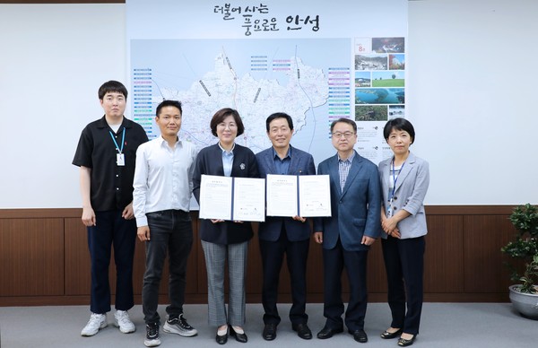 안성시와 안성의료복지사회적협동조합이 지역 내 취약계층 의료복지 지원을 위한 ‘우리동네 GOOD닥터’ 업무협약을 체결했다.(사진제공=안성시청)