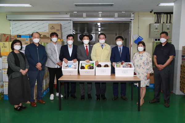 26일 과천·안양·군포·의왕 4개 지자체장은 학교급식 친환경 꾸러미 공급 및 배송업체인 ‘경인푸드’를 찾아 작업공정을 둘러보고 관계자를 격려했다. 왼쪽 네번째부터 김상돈 의왕시장, 김종천 과천시장, 최대호 안양시장, 한대희 군포시장. (사진제공=과천시청)