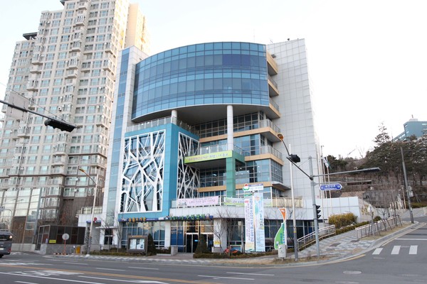 동구는 26일 송림도서관의 미래 발전 방안 도출을 위한 '동구 도서관 중장기 종합발전계획' 연구 용역에 착수했다고 밝혔다. 사진은 송림도서관. (사진제공=동구청)