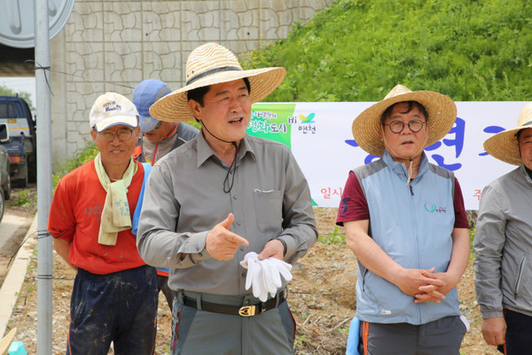 김광철 연천군수가 26일 모내기 농가를 방문해 영농현장 애로사항을 청취하고 있다. (사진제공=연천군청)